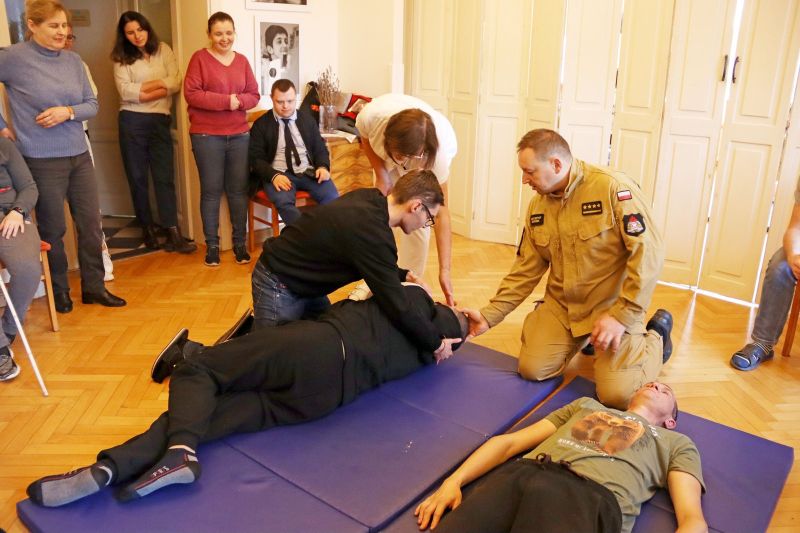 Uczestnicy Warsztatu Terapii Zajęciowej w Górkach ćwiczą praktycznie udzielanie pierwszej pomocy pod okiem st. kpt. Krzysztofa Skoczka. Uczestnicy Warsztatu Terapii Zajęciowej w Górkach ćwiczą praktycznie udzielanie pierwszej pomocy pod okiem st. kpt. Krzysztofa Skoczka.
