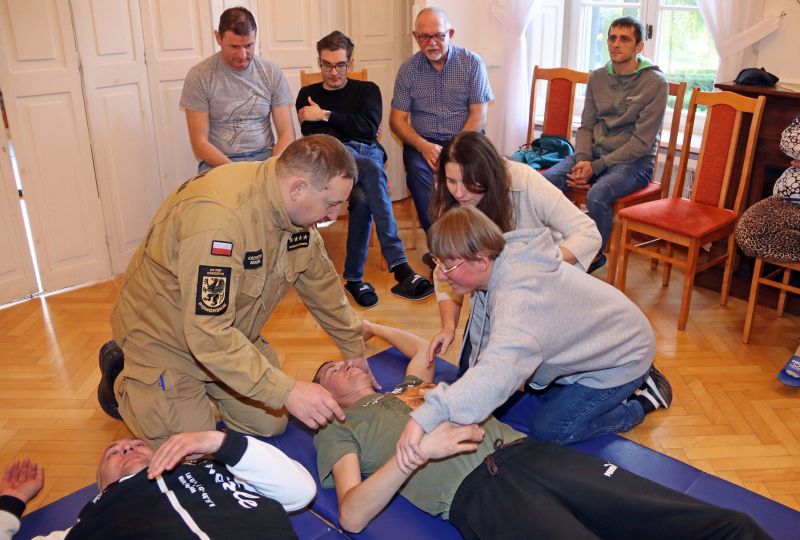 Uczestnicy Warsztatu Terapii Zajęciowej w Górkach ćwiczą praktycznie udzielanie pierwszej pomocy pod okiem st. kpt. Krzysztofa Skoczka. Uczestnicy Warsztatu Terapii Zajęciowej w Górkach ćwiczą praktycznie udzielanie pierwszej pomocy pod okiem st. kpt. Krzysztofa Skoczka.