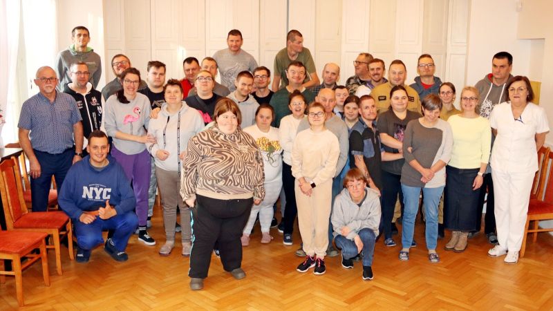 Strażacy i uczestnicy WTZ w Górkach pozują razem do zdjęcia pamiątkowego. Strażacy i uczestnicy WTZ w Górkach pozują razem do zdjęcia pamiątkowego.