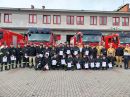 Strażacy z certyfikatami ukończenia szkolenia.