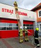 Akcja gaśnicza w wykonaniu zespołu strażaków.