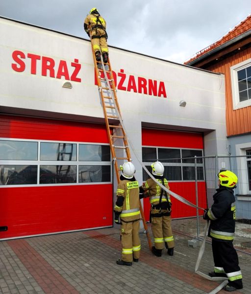 Akcja gaśnicza w wykonaniu zespołu strażaków.