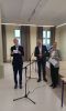Wicestarosta Andrzej Zwolak oraz Członkini Zarządu Anna Strzelczyk wraz z nagrodzonymi stypendystami.