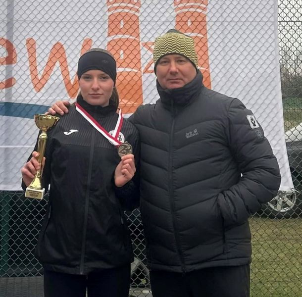 Medalistka w biegach o Mistrzostwo Województwa Pomorskiego wraz z trenerem.
