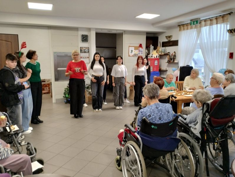 Mieszkańcy DPS zapoznają się z uczniami i uczennicami którzy wzięli udział w spotkaniu.