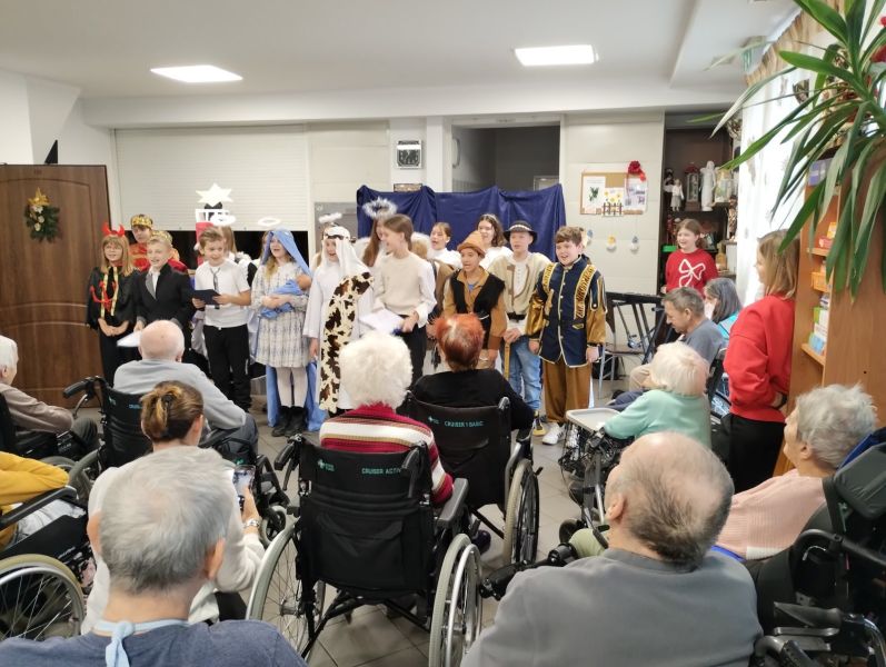 Świąteczny występ przygotowany przez uczniów i uczennice dla mieszkańców DPS.