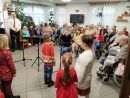 Świąteczny występ przygotowany przez uczniów i uczennice dla mieszkańców DPS.
