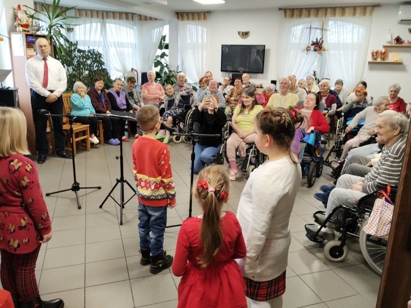 Świąteczny występ przygotowany przez uczniów i uczennice dla mieszkańców DPS.