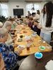 Warsztaty wspólnego dekorowania pierniczków przez mieszkańców DPS oraz uczniów i uczennic.