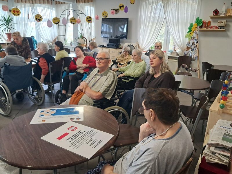 zdjęcie przedstawia grupę starszych osób, niektóre z tych osób to osoby niepełnosprawne.