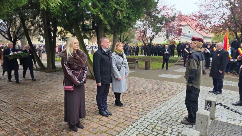 Katarzyna Ochlik-Rafka (członkini zarządu), Tomasz Frejnagiel (starosta) i Katarzyna Bednarek (wiceprzewodnicząca Rady Powiatu) składają wiązankę kwiatów podczas obchodów Święta Niepodległości. Katarzyna Ochlik-Rafka (członkini zarządu), Tomasz Frejnagiel (starosta) i Katarzyna Bednarek (wiceprzewodnicząca Rady Powiatu) składają wiązankę kwiatów podczas obchodów Święta Niepodległości.