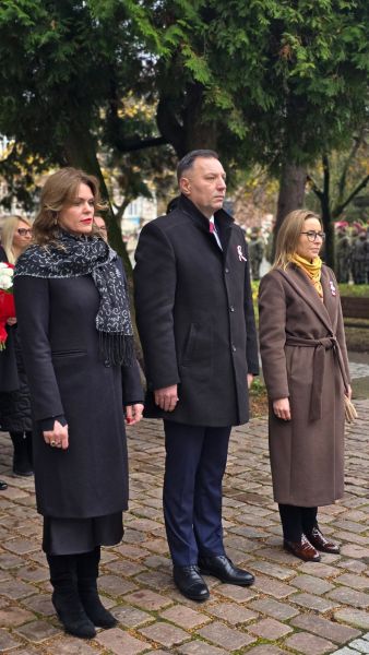 Uczestnicy uroczystości składają kwiaty przy pomniku podczas Święta Niepodległości. Uczestnicy uroczystości składają kwiaty przy pomniku podczas Święta Niepodległości.