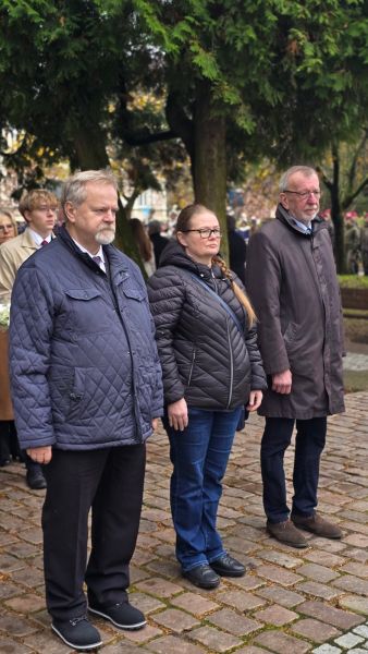 Uczestnicy uroczystości składają kwiaty przy pomniku podczas Święta Niepodległości. Uczestnicy uroczystości składają kwiaty przy pomniku podczas Święta Niepodległości.