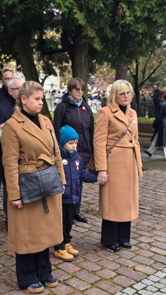 Uczestnicy uroczystości składają kwiaty przy pomniku podczas Święta Niepodległości. Uczestnicy uroczystości składają kwiaty przy pomniku podczas Święta Niepodległości.