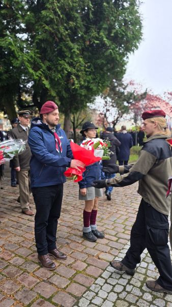 Uczestnicy uroczystości składają kwiaty przy pomniku podczas Święta Niepodległości. Uczestnicy uroczystości składają kwiaty przy pomniku podczas Święta Niepodległości.