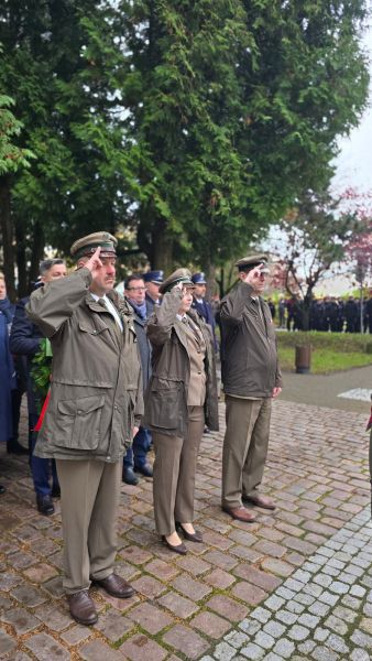 Uczestnicy uroczystości składają kwiaty przy pomniku podczas Święta Niepodległości. Uczestnicy uroczystości składają kwiaty przy pomniku podczas Święta Niepodległości.