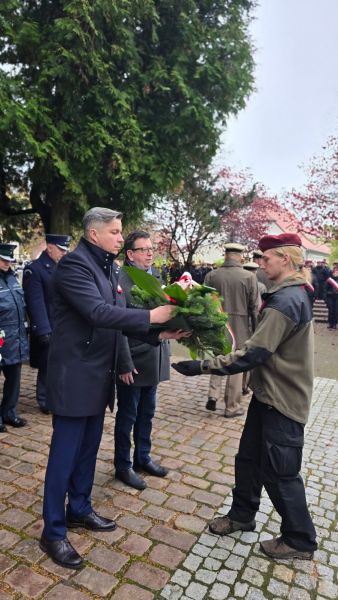 Uczestnicy uroczystości składają kwiaty przy pomniku podczas Święta Niepodległości. Uczestnicy uroczystości składają kwiaty przy pomniku podczas Święta Niepodległości.