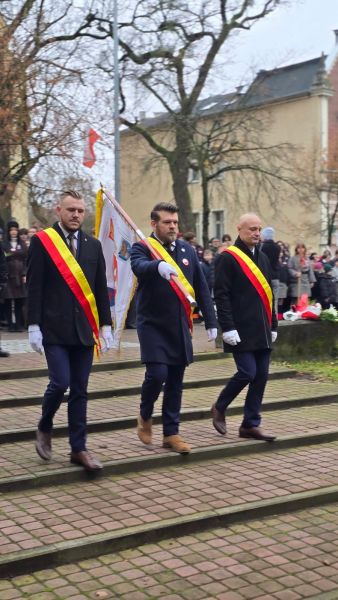 Delegacja pocztu sztandarowego Starostwa Powiatowego w Kwidzynie.