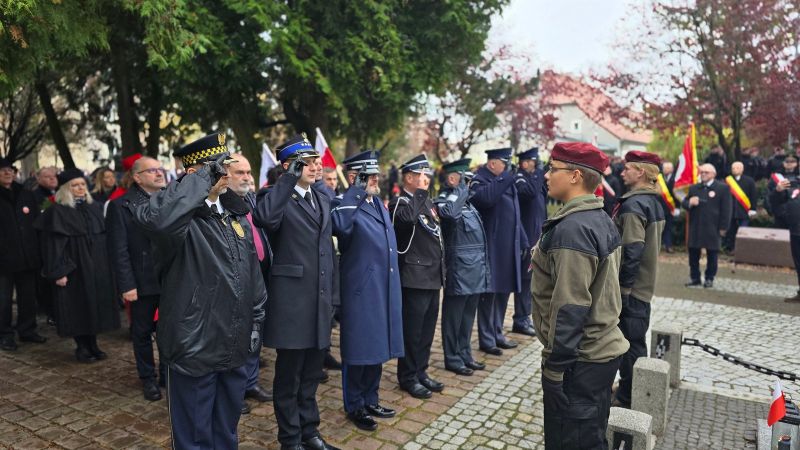 Uczestnicy uroczystości składają kwiaty przy pomniku podczas Święta Niepodległości. Uczestnicy uroczystości składają kwiaty przy pomniku podczas Święta Niepodległości.