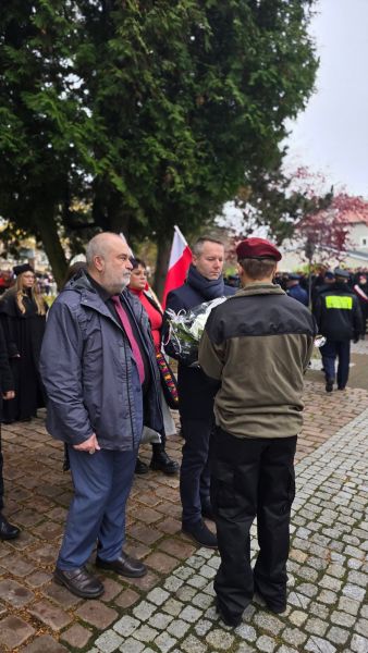 Uczestnicy uroczystości składają kwiaty przy pomniku podczas Święta Niepodległości. Uczestnicy uroczystości składają kwiaty przy pomniku podczas Święta Niepodległości.