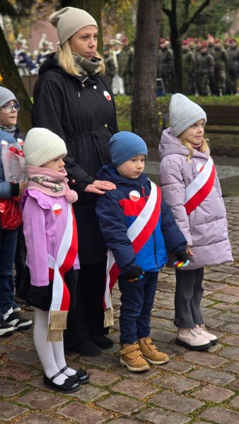 Uczestnicy uroczystości składają kwiaty przy pomniku podczas Święta Niepodległości. Uczestnicy uroczystości składają kwiaty przy pomniku podczas Święta Niepodległości.