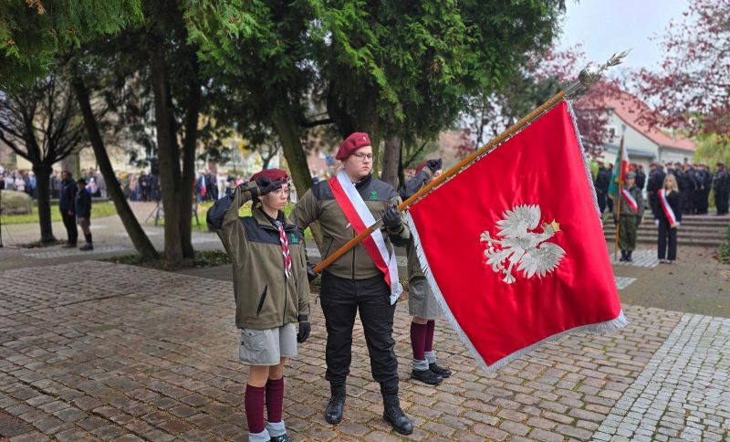 Delegacje pocztów sztandarowych pochylają sztandary przy pomniku, oddając hołd podczas obchodów Święta Niepodległości Delegacje pocztów sztandarowych pochylają sztandary przy pomniku, oddając hołd podczas obchodów Święta Niepodległości