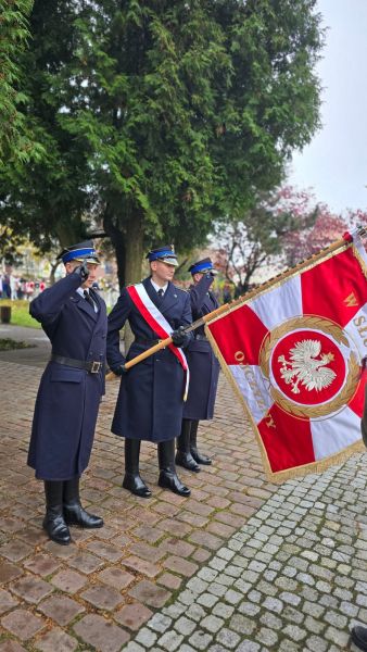 Delegacje pocztów sztandarowych pochylają sztandary przy pomniku, oddając hołd podczas obchodów Święta Niepodległości. Delegacje pocztów sztandarowych pochylają sztandary przy pomniku, oddając hołd podczas obchodów Święta Niepodległości.