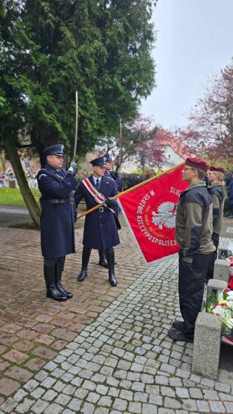 Delegacje pocztów sztandarowych pochylają sztandary przy pomniku, oddając hołd podczas obchodów Święta Niepodległości. Delegacje pocztów sztandarowych pochylają sztandary przy pomniku, oddając hołd podczas obchodów Święta Niepodległości.