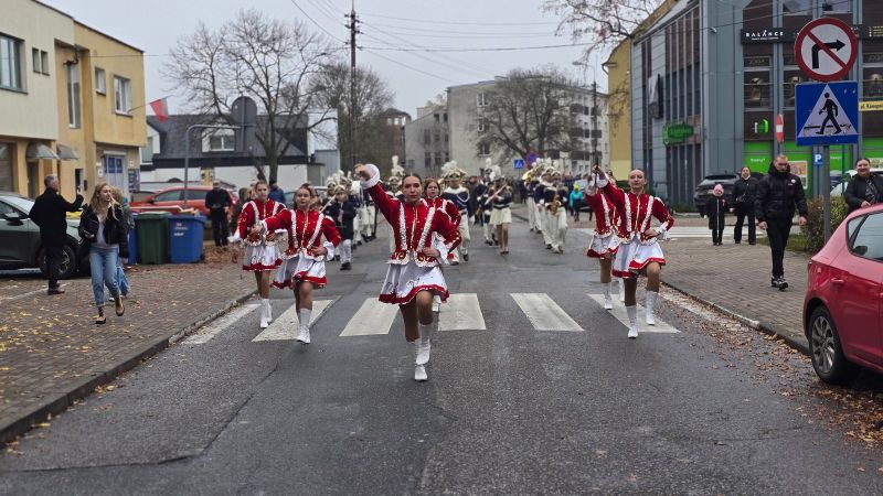 Mażoretki maszerują w przemarszu. Mażoretki maszerują w przemarszu.