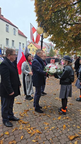 Uczestnicy uroczystości składają kwiaty przy pomniku podczas Święta Niepodległości. Uczestnicy uroczystości składają kwiaty przy pomniku podczas Święta Niepodległości.