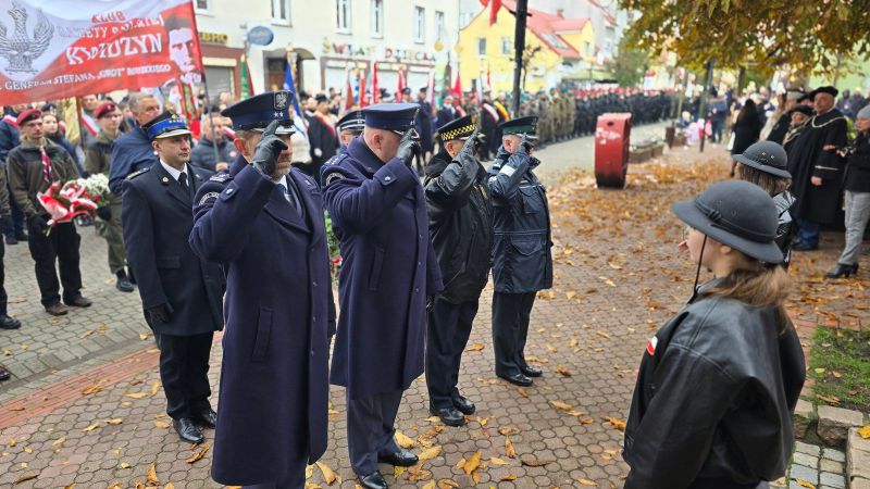 Uczestnicy uroczystości składają kwiaty przy pomniku podczas Święta Niepodległości. Uczestnicy uroczystości składają kwiaty przy pomniku podczas Święta Niepodległości.