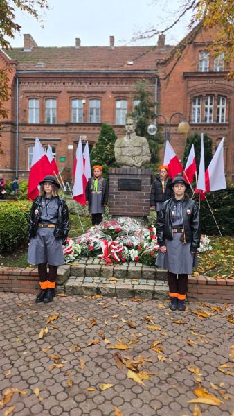 Harcerki pełnią wartę przy pomniku. Harcerki pełnią wartę przy pomniku.