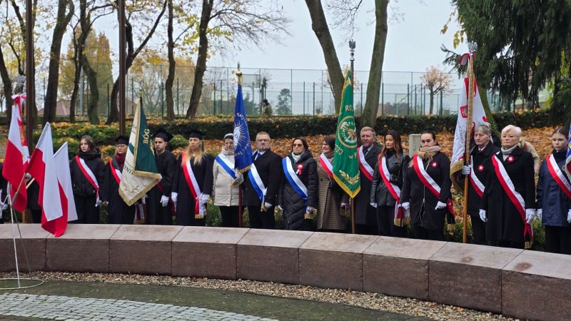 Delegacje pocztów sztandarowych w trakcie uroczystości. Delegacje pocztów sztandarowych w trakcie uroczystości.