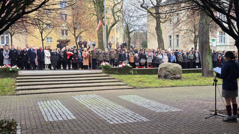 Uczestnicy obchodów Narodowego Święta Niepodległości, wśród nich mieszkańcy, samorządowcy i parlamentarzyści. Uczestnicy obchodów Narodowego Święta Niepodległości, wśród nich mieszkańcy, samorządowcy i parlamentarzyści.