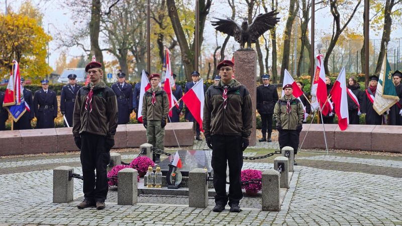 Harcerze pełnią wartę przy pomniku. Harcerze pełnią wartę przy pomniku.