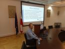 Osoba prowadząca szkolenie przy stole konferencyjnym prezentująca program szkolenia dla pierwszej grupy szkoleniowej