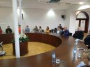 Pierwsza grupa osób uczestnicząca w szkoleniu na miejscach siedzących przy okrągłym stole konferencyjnym