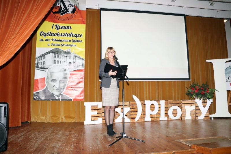 Joanna Poźniak, Dyrektor I Liceum Ogólnokształcącego im. Władysława Gębika w Kwidzynie, wygłasza przemówienie do zgromadzonych gości i uczniów biorących udział w konkursie Explory
