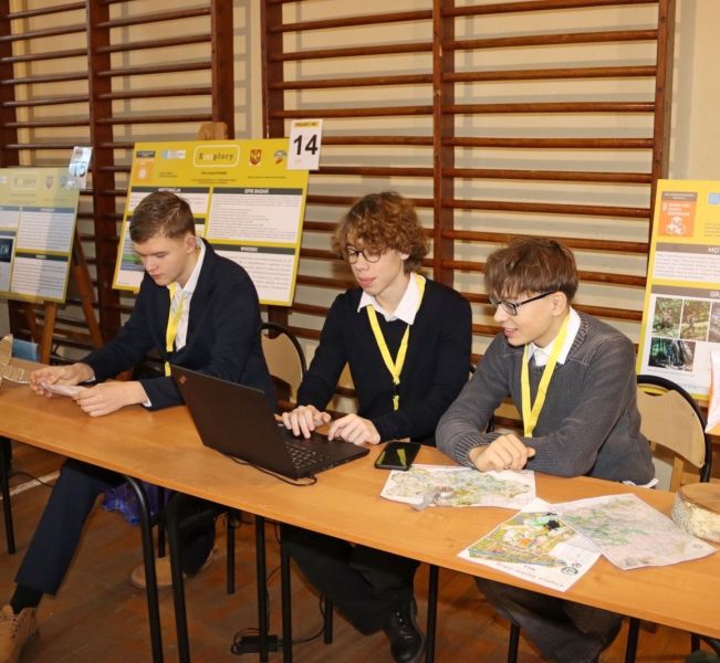 Troje uczestników konkursu Explory prezentuje swój projekt.