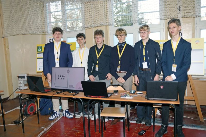 Troje uczestników konkursu Explory prezentuje swój projekt.