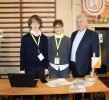 Jerzy Śnieg, Przewodniczący Rady Powiatu Kwidzyńskiego, ogląda projekty przygotowane przez uczestników konkursu Explory.