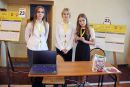 Trzy uczestniczki konkursu Explory prezentują swój projekt.
