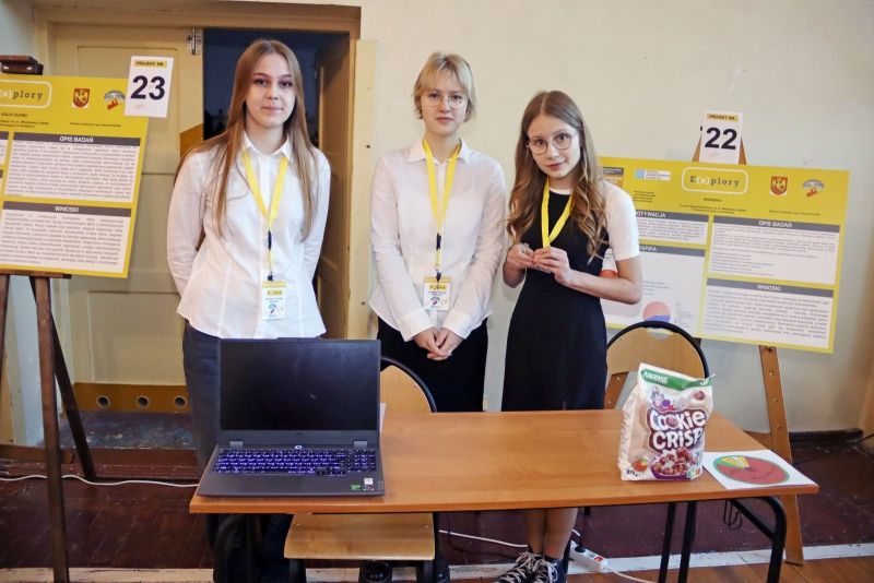 Trzy uczestniczki konkursu Explory prezentują swój projekt.
