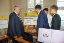 Jerzy Śnieg, Przewodniczący Rady Powiatu Kwidzyńskiego, ocenia projekty przygotowane przez uczestników konkursu Explory.