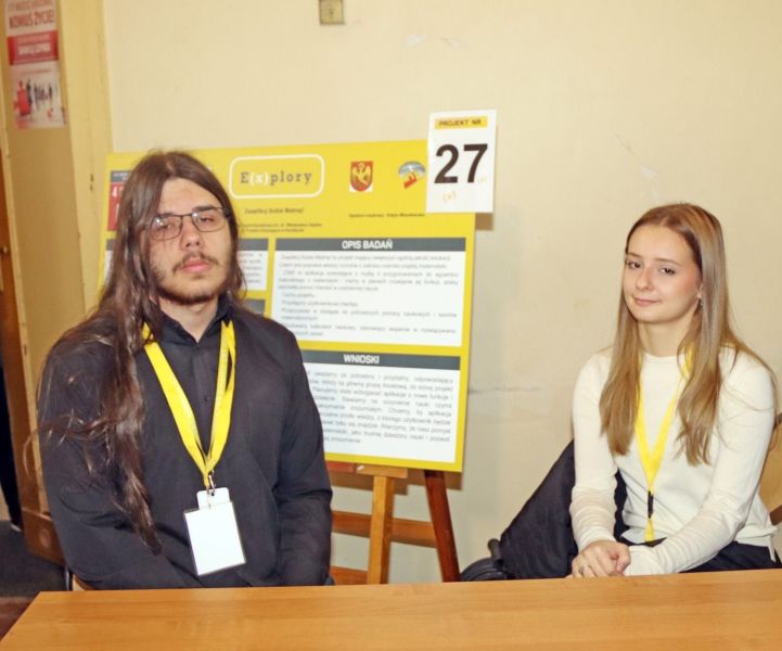 Dwoje uczestników konkursu Explory prezentuje swój projekt.
