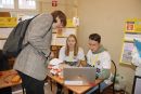  Uczestnicy konkursu Explory oraz jury oceniające ich projekty.