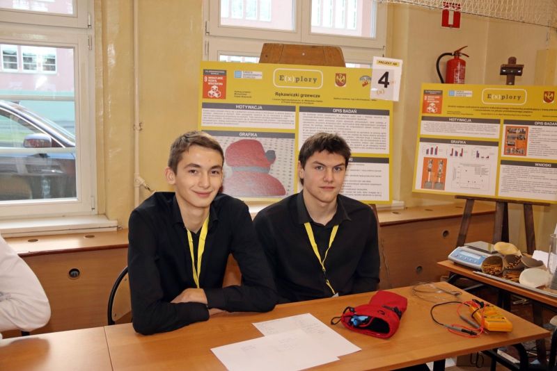 Dwoje uczestników konkursu Explory prezentuje swój projekt.