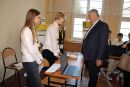 Jerzy Śnieg, Przewodniczący Rady Powiatu Kwidzyńskiego, ogląda projekty przygotowane przez uczestników konkursu Explory.