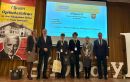 Tomasz Frejnagiel, Starosta Kwidzyński, Andrzej Zwolak, Wicestarosta Kwidzyński, oraz Joanna Poźniak, Dyrektor I Liceum Ogólnokształcącego im. Władysława Gębika w Kwidzynie, wręczają nagrodę dwóm uczestnikom konkursu.