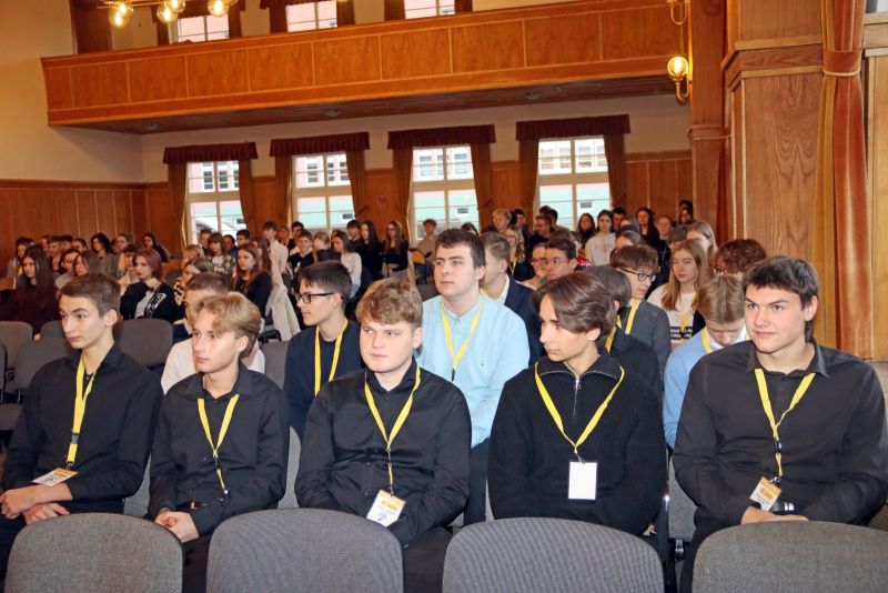 Uczestnicy konkursu Explory oraz pozostali uczniowie zebrani na wydarzeniu.